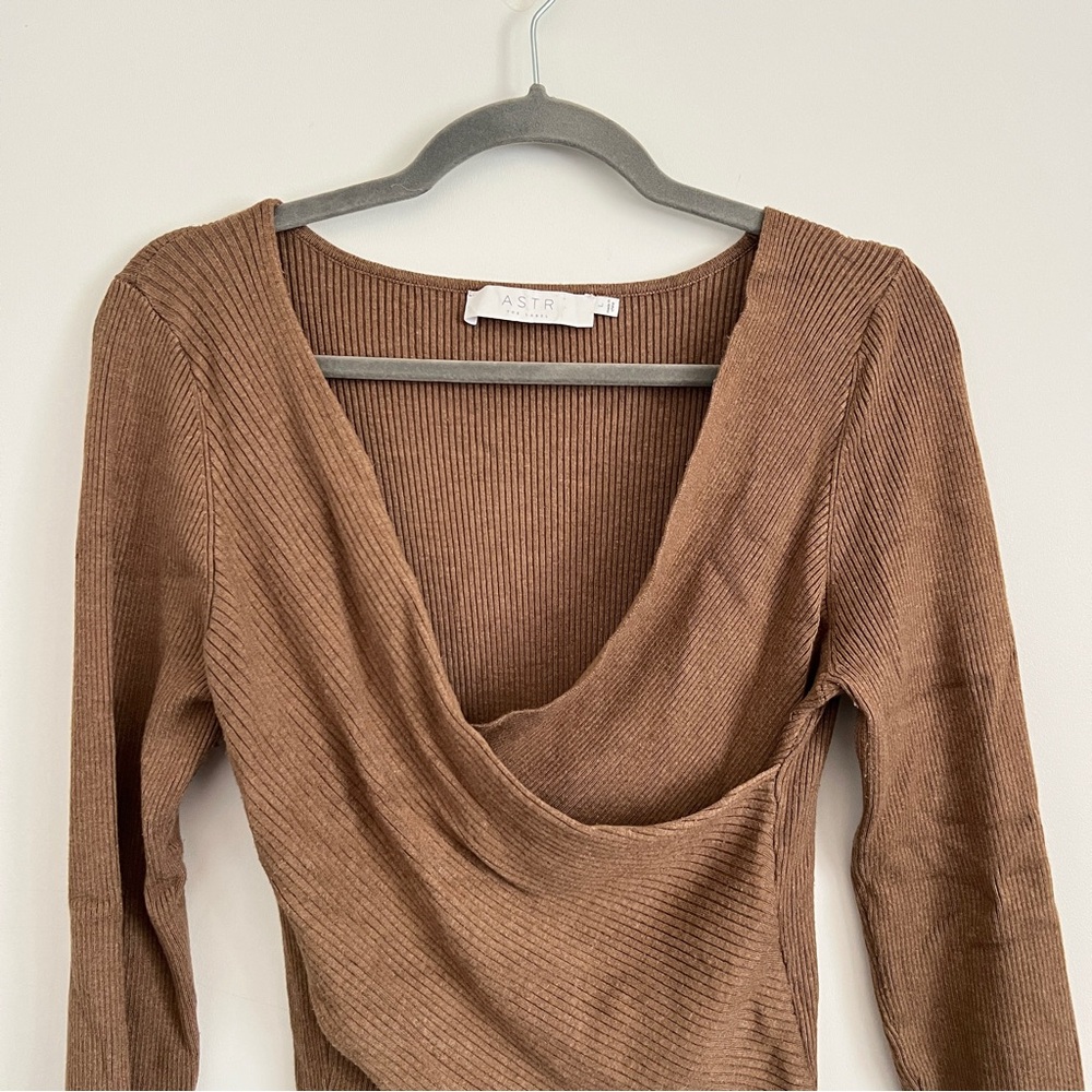 ASTR The Label Brown Ribbed Faux Wrap Long Sleeve V Neck Sweater Top Size L - Picture 2 of 8